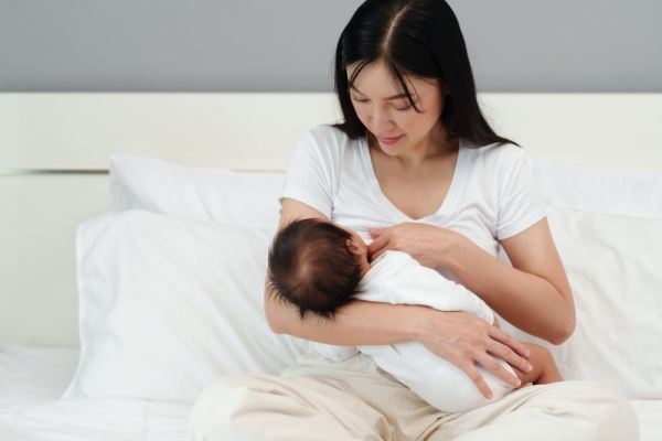 Sữa mẹ: Thành phần dinh dưỡng, vi chất và những điều cần biết