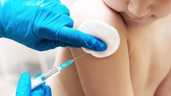Trẻ 4 tuổi mới tiêm phòng quai bị có sao không?